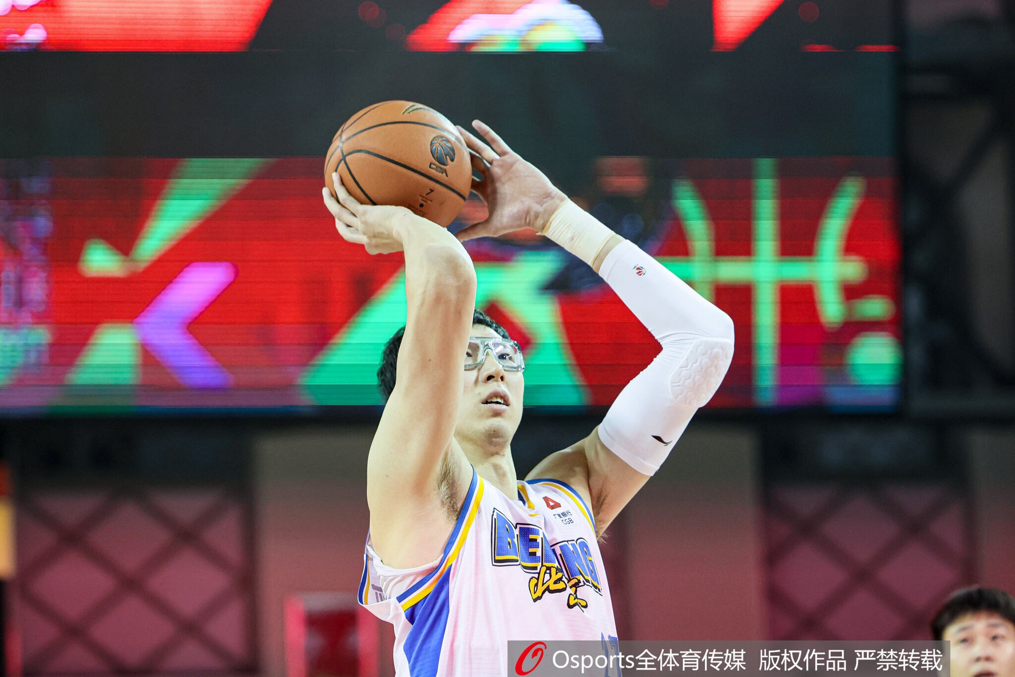 开云体育app下载-真该练练罚球了！周琦半场4罚全铁 仅得到3篮板1失误&amp;正负值-10